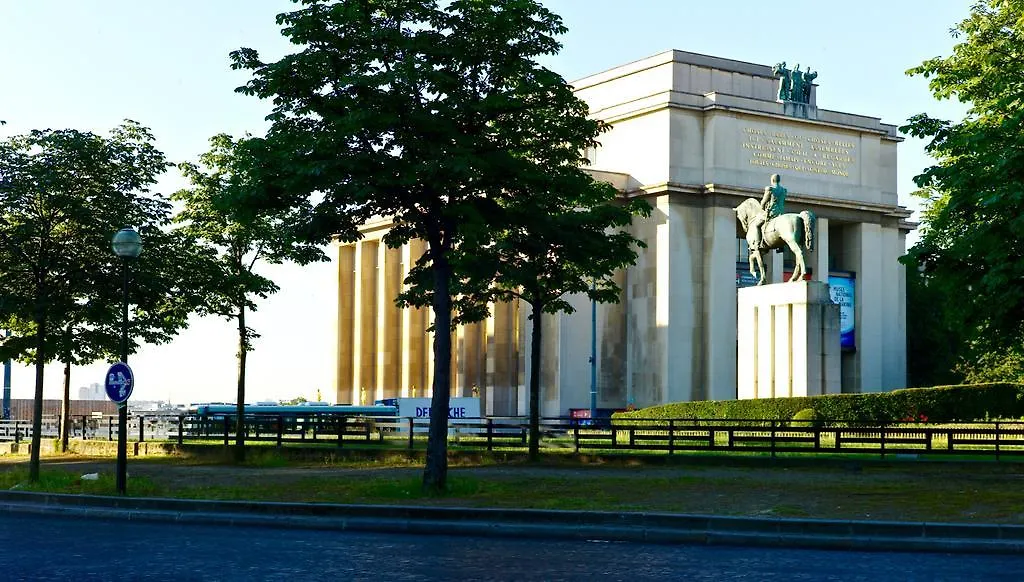 Du Square, Luxury 2*